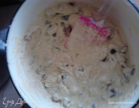 Для теста: масло и сахар взбить, постепенно добавлять яйца (по одному), не переставая взбивать, понемногу всыпать муку, смешанную с разрыхлителем и специями, добавить сухофрукти. 