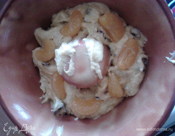 Смазать форму слив. маслом, и выложить туда тесто, перекладывая его мандариновыми дольками.
