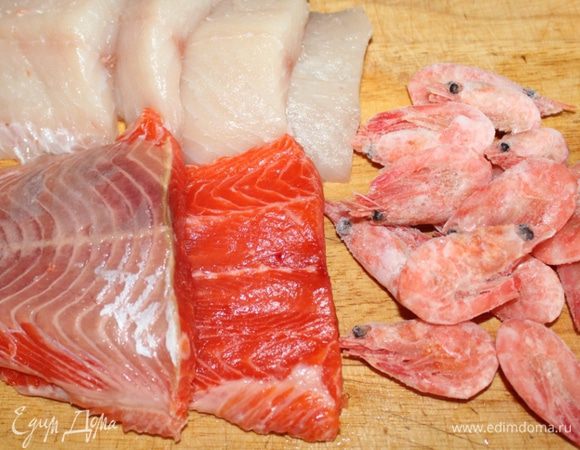 Филе нарезать небольшими кусочками. Креветки разморозить и почистить, оставив хвостик.
