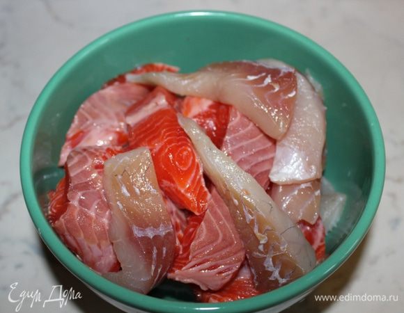 Замариновать рыбу в смеси соевого соуса и лимонного сока и оставить на 30 минут.