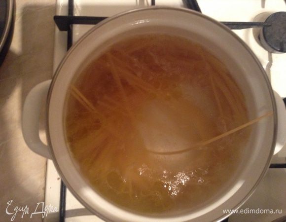 Варим спагетти в подсоленной воде.