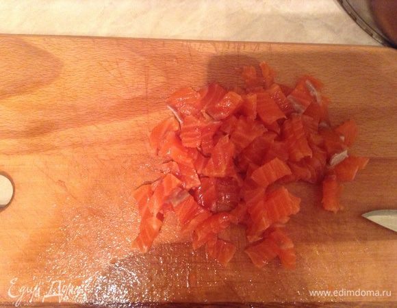 Семгу нарезаем небольшими ломтиками, а вообще, как Вам хочется! 