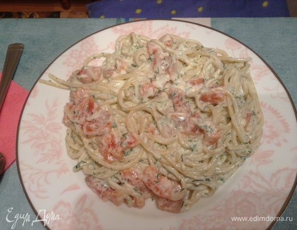 Спагетти отбросить через сито, 1 ст. л воды, где они варились влить в соус. Спагетти положить в соус, добавить в него укроп или петрушку (у меня замороженный укроп), рыбу. Все перемешать. И можно подавать.