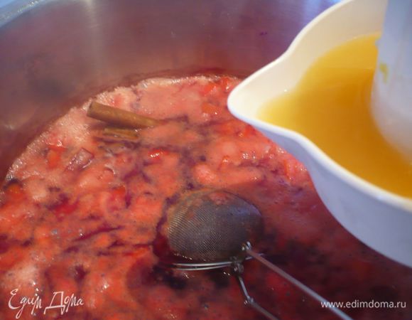 Через 20 минут после варки овощей добавляем яблоки, цедру и сок лимона и апельсина. А также мед, палочки корицы, анис и гвоздику, которые можно положить, например, в ложку для заваривания чая. 