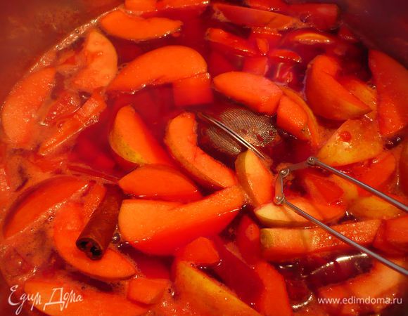 Через 20 минут (в зависимости от готовности овощей) выключаем. Вынимаем приправы. И подаем в чашках с долькой апельсина на краешке. Приятного пуншепития!  