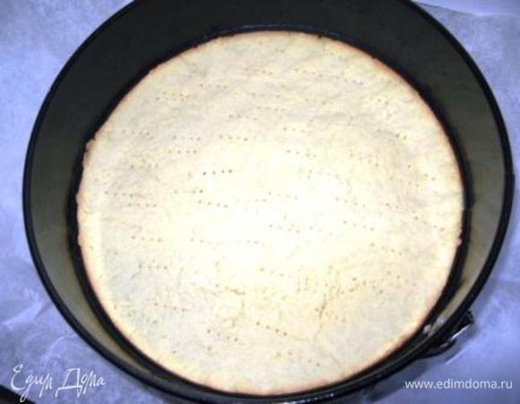 Для теста просеять муку, добавить порезанное на кусочки сливочное масло. Перетереть в крошку. Добавить сахарную пудру, желток, семена ванили, миндальную муку и соль. Замесить мягкое эластичное тесто. Сформировать шар и убрать на 1 час в холодильник. Духовка 180 градусов. Охлажденное тесто раскатать в тоненький пласт. Перенести в форму, застеленную смазанной маслом бумагой для выпечки. Излишки обрезать. Печь 8 -10 мин до золотистого цвета. 