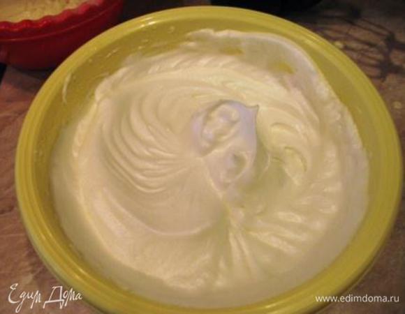 Белки взбить до плотной пены в течение 6-10 мин. Постепенно добавить сахар и продолжать взбивать до устойчивых плотных пиков. У меня на полпорции получилось 7,5 белков от небольших яиц. Может эти граммы выглядят несколько смешно (напр. 13 г миндальной муки), но коли взялся готовить рецепт с именем... Убрать в холодильник до использования.