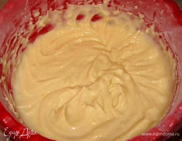 Разогрейте духовку до 240 г. Смешать в большой миске творог сахар, ванильный экстракт, оба вида крахмала, сухое молоко, желтки и лимонный сок. Слегка взбить, просто до однородности.