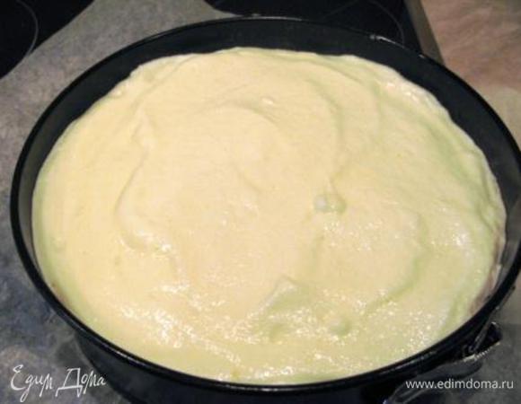 Готовую начинку распределить поверх остывшего коржа, разровнять немного. Поставьте в духовку (240г) на 10 мин. Верх должен хорошо зарумяниться. Затем снизьте темп. до 150 г и приоткройте дверцу духовки (чтоб не закрывалась, я подставила деревянную лопатку). Выпекать еще час.