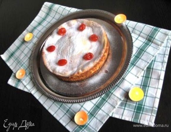 По истечение времени выключить духовку и оставить в ней чиз еще на 15-20 мин. Затем достать и полностью остудить в форме. Тонким ножом пройтись между творожной начинкой и стенками формы, снять бортики и переложить пирог. Перед подачей присыпать сахарной пудрой и украсить.  