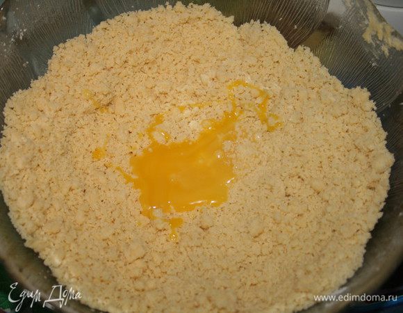 Делаем тесто: смешать просеянную муку с сахаром, добавить сливочное масло и растереть в крошку.