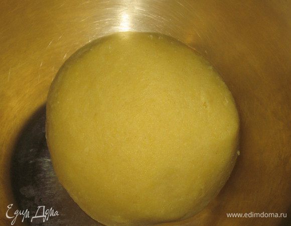 Сливочное масло комнатной температуры растереть с сахаром яйцо, муку, просеянную с разрыхлителем. Замесить тесто и поставить минимум на 30 минут в холодильник.