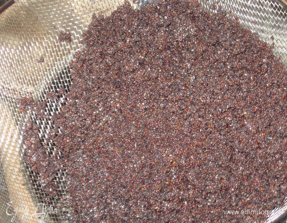 Мак залить горячей водой на 20 минут. Откинуть на дуршлаг.