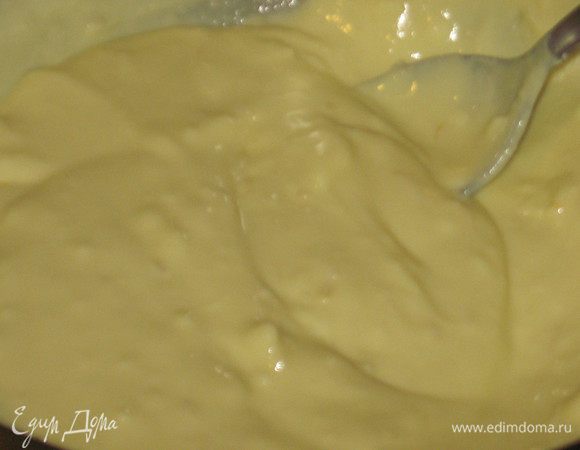 Начинка: Сливочное масло комнатной температуры растереть с сахаром и соединить с творогом, лимонным соком, цедрой, яйцами, мукой. Хорошо перемешать.