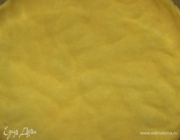 Дно разъёмной формы смазать оливковым маслом и выложить тесто, сделав бортик высотой 3 - 4 см.