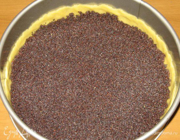 На тесто выложить слой мака...