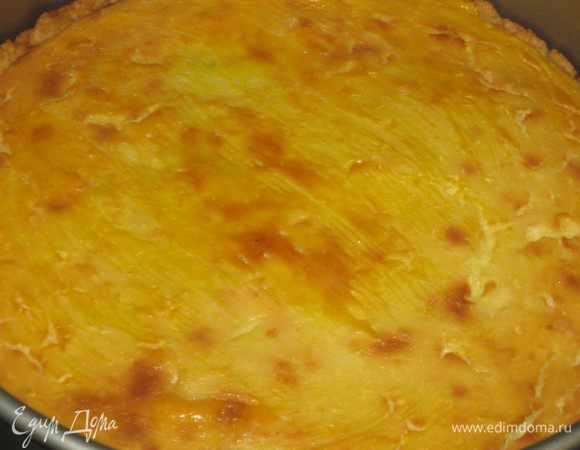 Выпекать в разогретой до 175° С духовке около 60 - 70 минут. За 10 минут до конца выпекания смазать пирог яичным желтком. Пирог остудить в форме. Приятного аппетита:)