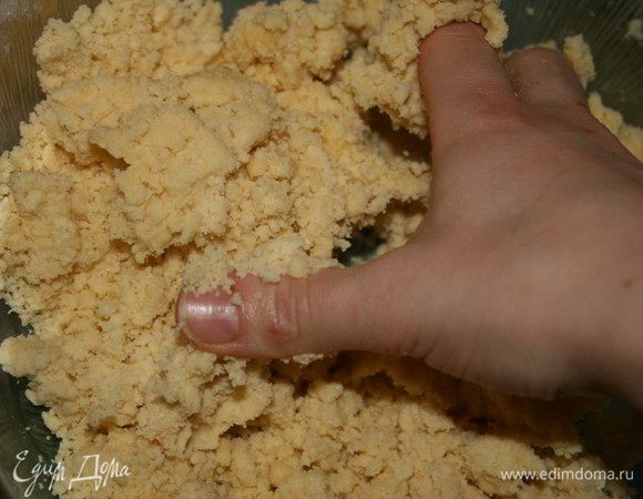 Затем в крошку вмешать желток с водой и замесить руками тесто.