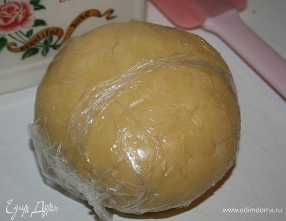 Скатать тесто в шар, завернуть в плёнку и убрать в холодильник на полчаса.