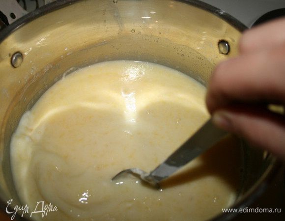 Переходим непосредственно к начинке: смешать в небольшой кастрюльке получившийся сок, цедру лимона, крахмал, сахар и воду. Довести до кипения на небольшом огне, всё время помешивая.