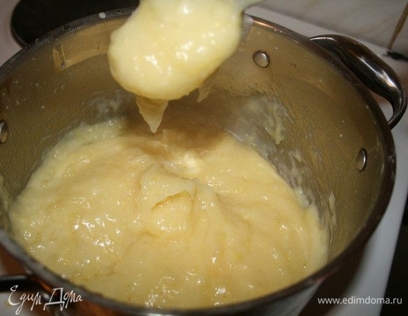 Вот такой вот крем получается! В него аккуратно вмешать масло. Желтки разболтать в чашке вилкой и ввести в крем.