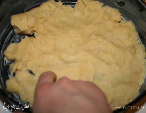 Достать из холодильника тесто и распределить его по форме.