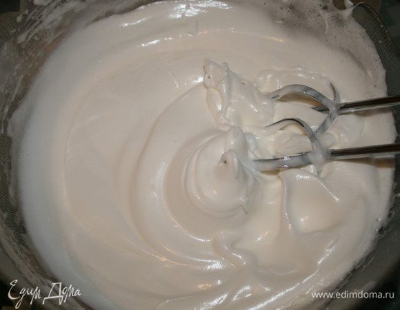 Крепко взбить белки, постепенно добавляя сахар.