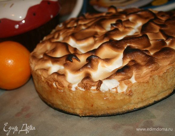 На готовый корж  выложить начинку.Сверху лёгкими движениями ложки распределить меренгу и поставить в разогретую до 220 градусов духовку на    4-8 минут, до зарумянивания меренги, мне хватило 5 минут.Меренгу можно совсем слегка зарумянить, вообщем  кто как любит.
