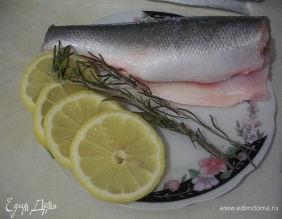 Рыбку вымыть, обсушить. Натереть солью и перцем. Лимон нарезать кружками.