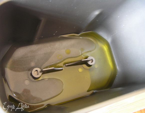 В контейнер хлебопечки налить воду, масло, добавить соль, сахар,