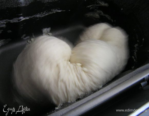 После звукового сигнала добавить мелко нарезанный чеснок.