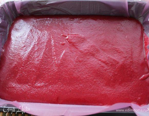 Застилаем прямоугольную форму подходящим по размеру целлофановым пакетом. (Плёнку пищевую я не очень люблю, она слишком тонкая, с ней работать неудобно, как и с пергаментом). Выливаем соус, разравниваем, даём застыть в холодильнике.