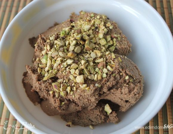 
Фисташки порубим  не слишком мелко. 30 г фисташек добавляем в паштет, остальные пойдут для украшения.