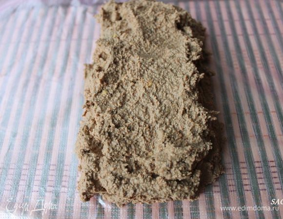 Формируем "полено" для паштета. Бамбуковый коврик застилаем целлофановым пакетом, выкладываем паштет "поленом".