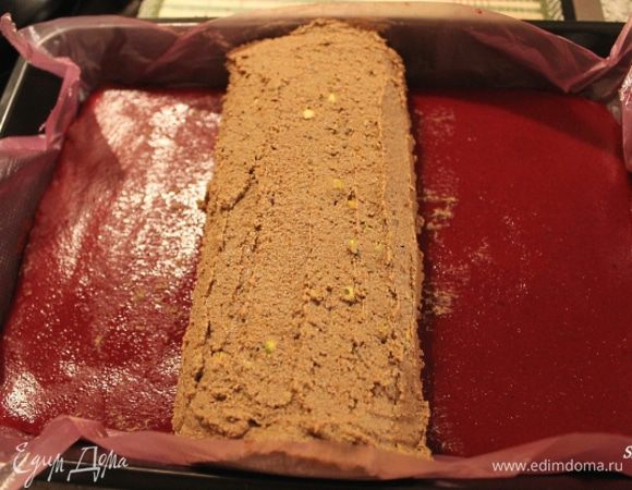 
Застывший клюквенный соус на целлофане кладём на ровную поверхность, подготовив рядом форму для кекса (можно, в принципе, из формы, где застывал, его не вынимать, если "полено" точно по размеру подходит). На соус кладём печёночный паштет (на серединку).