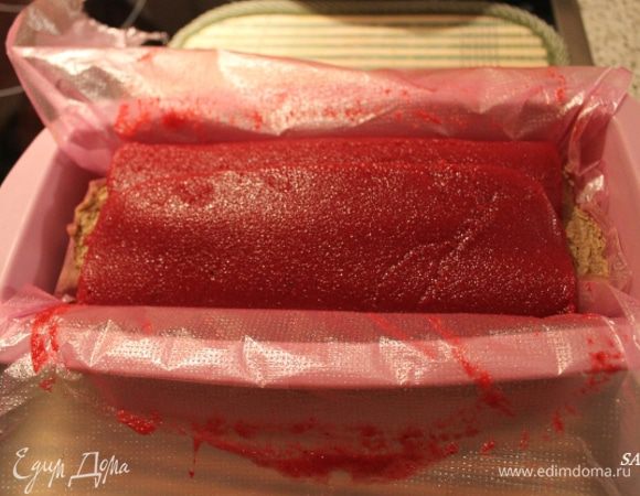 Накрываем краями внахлёст, затем плотно целлофаном (на котором лежал соус) и вместе с ним переносим аккуратно в форму для кекса (швом вверх), там уже смелее ровняем шов (стенки формы не дадут сооружению распасться). Я это делаю при помощи гладкого пестика от чесночной ступки, просто провожу несколько раз ею по целлофану в месте шва.