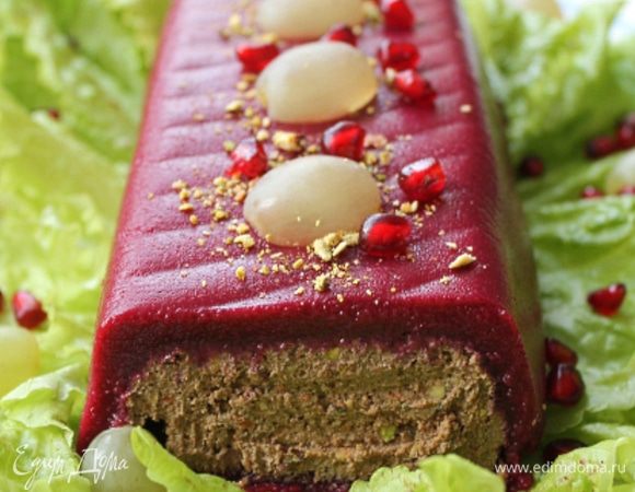 Убираем паштет на ночь для полного созревания. Перед подачей минут на 15 положим в морозилку. Украшаем блюдо салатом, перекладываем паштет швом вниз, украшаем виноградом, зёрнами граната и фисташковой крошкой. Это вкусно, друзья!