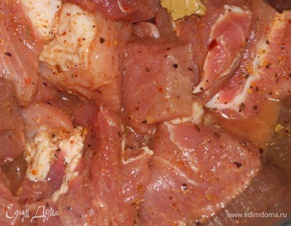 Мясо нарезать кусочками,посолить и поперчить, добавить вино и лавровый лист - перемешать,обжарить на масле со всех сторон.