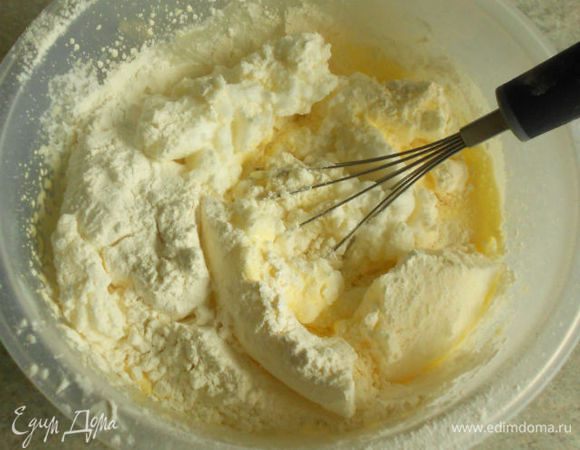 Приготовить светлый корж:
Белки отделить от желтков, взбить со щепоткой соли до крепкой пены и  отставить.
В другой миске смешать желтки, сахар, ванильный сахар, добавить 3 ст.л. горячей воды и взбить до растворения крупинок сахара.
На желтковую массу выложить взбитые белки. Смешать муку и крахмал, просеять в яичную смесь и аккуратно перемешать венчиком.