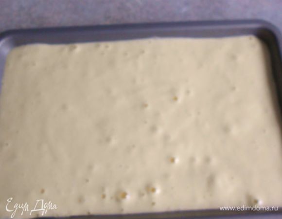 Духовку разогреть до 225*С, с конвектором - до 200*С.
Понадобятся 2 неглубоких противня 19х29 см или дважды использовать один. Дно выстлать пекарской бумагой. В один противень вылить светлое тесто и выпекать 10-12 мин. (до золотистого цвета).