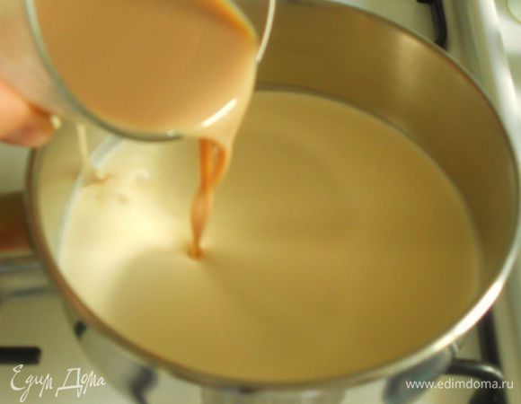 Шоколад поломать на кусочки и сложить в стеклянную миску. В небольшом сотейнике смешать сливки и крем-ликёр, поставить на маленький огонь. Нагревать,постоянно помешивая, до появления крошечных пузырьков по периметру сотейника, но не кипятить.
