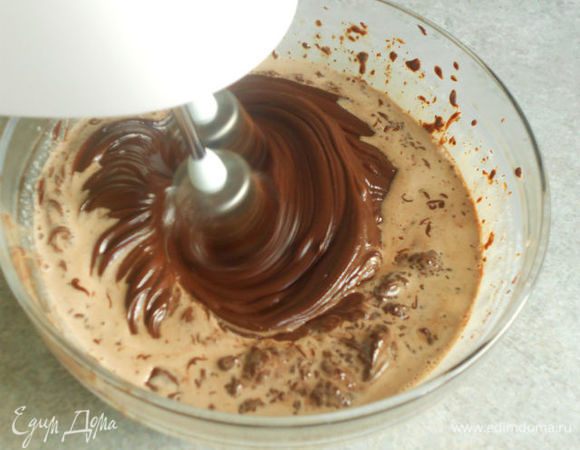 Снять с огня и вылить смесь в миску с шоколадом, размешать, затем взбить миксером на маленькой скорости до гладкой однородной текстуры. Убрать в холодильник пока не загустеет.