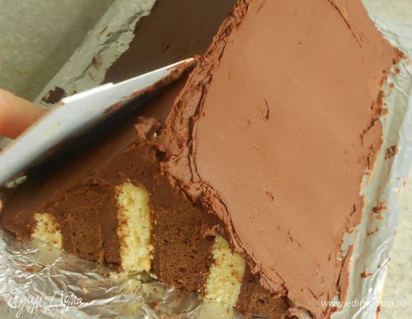 Оставшийся ганаш равномерно нанести на пологие стороны пирога ножом или шпателем снизу вверх, формирую сверху "гребешок". Если крем сильно загустел, взбейте его ещё раз миксером, он станет мягким.