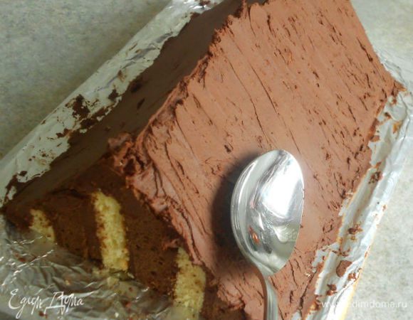  Выпуклой стороной ложки нанесите вертикальные полосы.