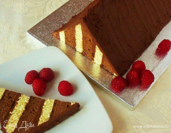 Можно посыпать сверху какао и перенести торт на сервировочное блюдо. Если его не подавать сразу, то уберите в холодильник. При подаче сервируйте свежей клубникой или малиной.