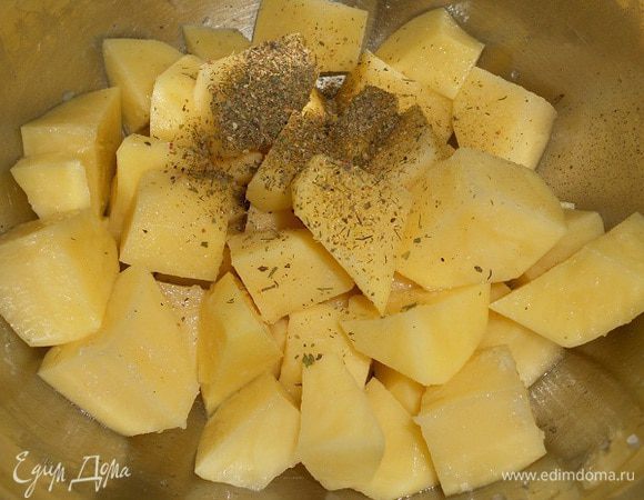 Картофель нарезать кубиком,добавить соль, кориандр,смесь перцев и прованские травки,перемешать и слегка припустить на сковороде с маслом (около 4-5 мин).