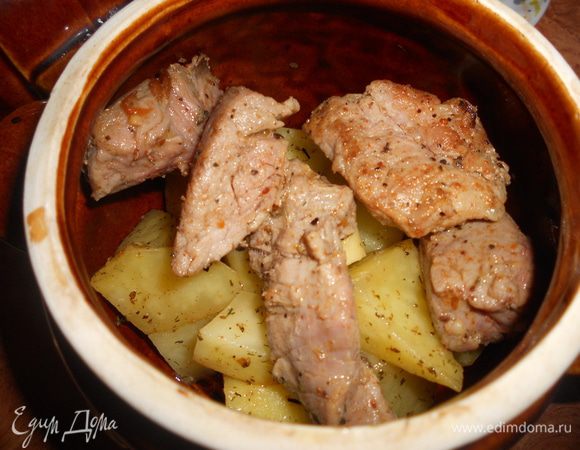 Картофель и мясо кладем по горшочкам.