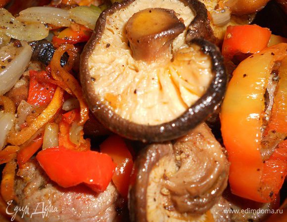 Сверху кладем грибы с овощами