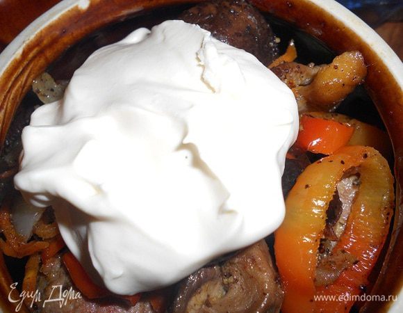 Сверху кладем по полной ложке сметаны в каждый горшочек и накрываем крышкой, выпекать при температуре 250 градусов 30-40 минут.