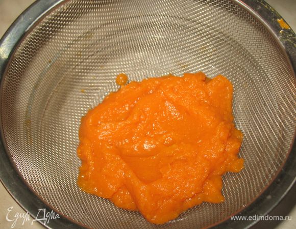 Тыквенное пюре положить в сито и сцедить. 